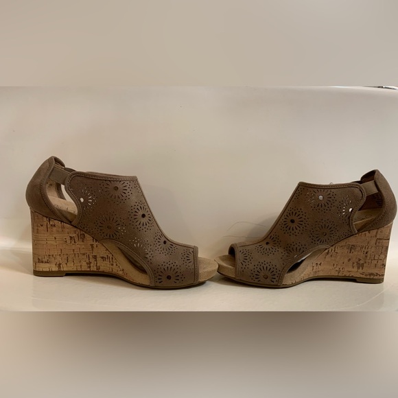 7.5 Life Stride Tan Cutout Wedges - Picture 6 of 7